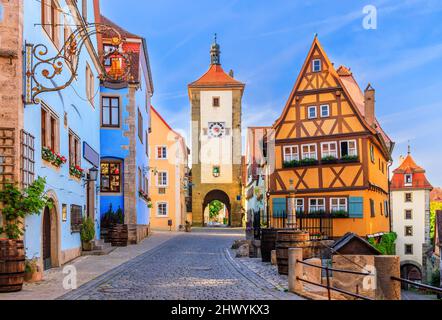 Rothenburg ob der Tauber, Baviera, Germania. Città medievale di Rothenburg in mattinata estiva. Plonlein (Piazza piccola) e le due torri della vecchia ci Foto Stock