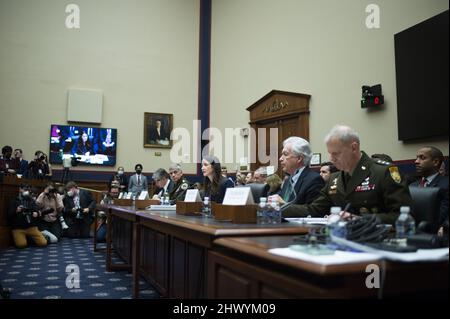 Washington, Stati Uniti. 08th Mar 2022. (L-R) Direttore dell'Ufficio federale delle indagini Christopher Wray, Direttore dell'Agenzia nazionale per la sicurezza Gen. Paul Nakasone, Direttore dell'intelligence nazionale Avril Haines, Direttore dell'Agenzia di intelligenza centrale William Burns e Direttore dell'Agenzia di intelligence della difesa Gen. Scott Berrier partecipa a un'audizione del Comitato di intelligence della Camera sulle 'minacce globali' presso il Campidoglio degli Stati Uniti a Washington, DC martedì 8 marzo 2022. Foto di Bonnie Cash/UPI Credit: UPI/Alamy Live News Foto Stock