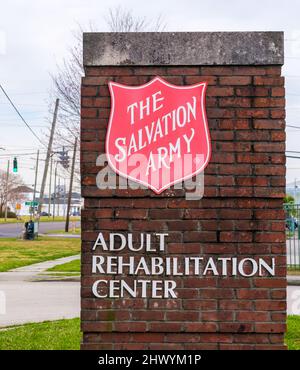 JEFFERSON, LA, USA - 3 MARZO 2022: Cartello di riabilitazione per adulti dell'esercito della salvezza sulla Jefferson Highway Foto Stock