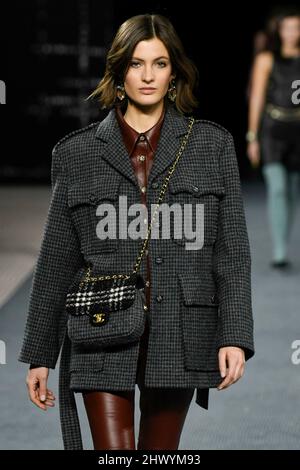 Parigi, Frankreich. 08th Mar 2022. CHANEL Autunno/Inverno 2022-23 Runway durante la Paris Fashion Week - Parigi, Francia. 08/03/2022 Credit: dpa/Alamy Live News Foto Stock