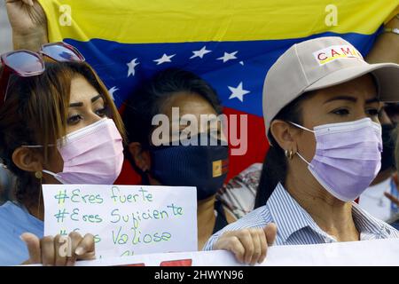 Valencia, Carabobo, Venezuela. 8th Mar 2022. 08 marzo 2022 concentrazione delle lavoratrici femminili per commemorare la Giornata internazionale della donna, che ha richiesto migliori condizioni di lavoro e salari in conformità con la realtà economica del paese. A Valencia, stato di Carabobo. Foto: Juan Carlos Hernandez (Credit Image: © Juan Carlos Hernandez/ZUMA Press Wire) Foto Stock