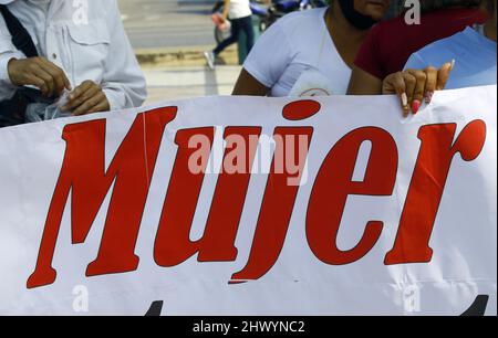 Valencia, Carabobo, Venezuela. 8th Mar 2022. 08 marzo 2022 concentrazione delle lavoratrici femminili per commemorare la Giornata internazionale della donna, che ha richiesto migliori condizioni di lavoro e salari in conformità con la realtà economica del paese. A Valencia, stato di Carabobo. Foto: Juan Carlos Hernandez (Credit Image: © Juan Carlos Hernandez/ZUMA Press Wire) Foto Stock