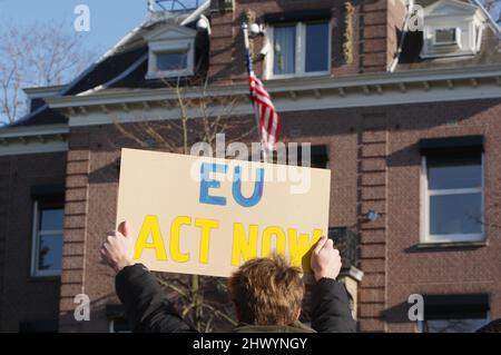 Amsterdam, Paesi Bassi. 08th Mar 2022. La gente protesta a sostegno della Giornata internazionale della donna si riunisce di fronte al consolato generale degli Stati Uniti al Museumplein il 8 marzo 2022 ad Amsterdam, Paesi Bassi. Il numero di rifugiati ucraini in fuga dall'invasione russa oltre due milioni, un milione di donne e bambini sono fuggiti dall'Ucraina per sfuggire alla guerra, ha riferito l'Agenzia byÊUNHCR-ONU per i rifugiati. (Foto di Paulo Amorim/Sipa USA) Credit: Sipa USA/Alamy Live News Foto Stock