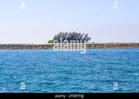 Splendida vista sul Chera Dwip, Bangladesh. L'acqua di mare cristallina, le rocce e il gruppo di sole fino a creare uno scenario incredibile. Vista panoramica sul sito. Foto Stock