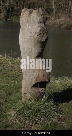 Wooden Sculpture towpath River stort Harlow Essex Foto Stock