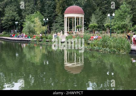 KHARKIV, UCRAINA - 3 AGOSTO 2021: Questo è un gazebo su uno stagno artificiale nel Parco Centrale della Cultura e del tempo libero. Foto Stock