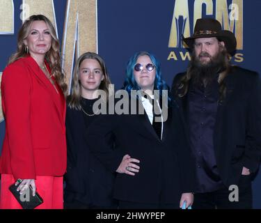 LAS VEGAS - MAR 7: Morgane Stapleton, Chris Stapleton, Ada Stapleton, Chris Stapleton all'Academy of Country Music Awards 2022 Arrivi all'Allegient Stadium il 7 marzo 2022 a Las Vegas, NV (Foto di Katrina Jordan/Sipa USA) Foto Stock