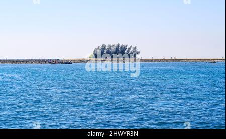 Splendida vista sul Chera Dwip, Bangladesh. L'acqua di mare cristallina, le rocce e il gruppo di sole fino a creare uno scenario incredibile. Vista panoramica sul sito. Foto Stock