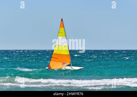 Barca a vela colorata in una ventosa giornata estiva di sole sulla Georgian Bay Foto Stock