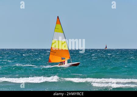 Barca a vela colorata in una ventosa giornata estiva di sole sulla Georgian Bay Foto Stock