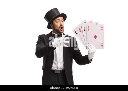 Mago che esegue un trucco con carte isolate su sfondo bianco Foto Stock
