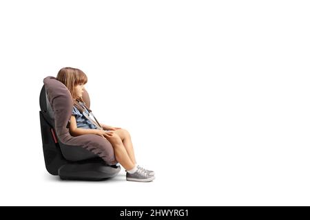 Profilo girato di una bambina seduta in un posto auto isolato su sfondo bianco Foto Stock