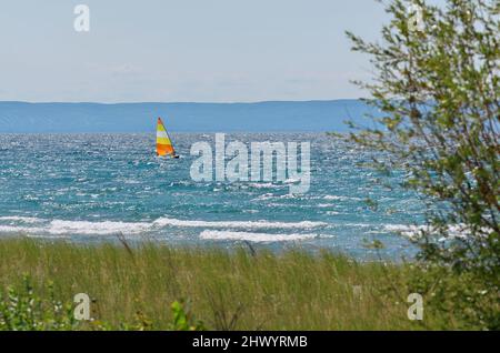 Barca a vela colorata in una ventosa giornata estiva di sole sulla Georgian Bay Foto Stock