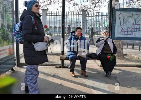 ODESA, UCRAINA - 8 MARZO 2022 - tre donne detengono rose a una fermata del trasporto pubblico durante un evento tradizionale in cui le donne di Odesa ricevono fiori e frate Foto Stock