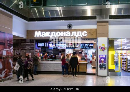 San Pietroburgo, Russia - Maggio 2019: Ristorante McDonald's all'aeroporto di San Pietroburgo. Società americana operante in Russia. Foto Stock