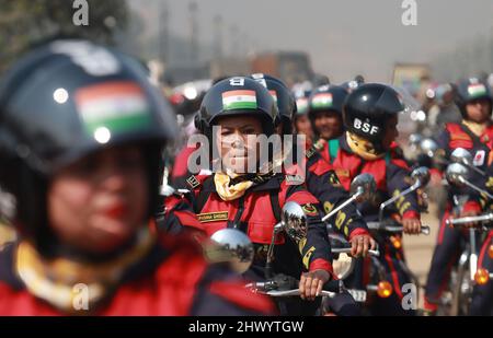 New Delhi, India, 08/03/2022, la forza indiana di sicurezza di confine (BSF) bandiera fuori una squadra femminile del motociclo; giro di empowerment della spedizione di Seema Bhawani Shaurya sulla giornata delle donne con l'obiettivo di diffondere il messaggio di empowerment delle donne attraverso la nazione. I 36 membri del BSF Seema Bhawani, una squadra di motociclette per tutte le donne daredivil, si imbarcheranno su una corsa di 3280,84 miglia (5280 km). Essi viaggeranno attraverso le principali città a partire da India Gate a Delhi. La spedizione passerà attraverso Attari, Bikaner, Udaipur, Gandhinagar, Hyderabad, Bangalore e Kanyakumari prima di raggiungere la sua destinazione finale a Chenna Foto Stock