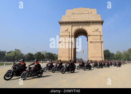 New Delhi, India, 08/03/2022, la forza indiana di sicurezza di confine (BSF) bandiera fuori una squadra femminile del motociclo; giro di empowerment della spedizione di Seema Bhawani Shaurya sulla giornata delle donne con l'obiettivo di diffondere il messaggio di empowerment delle donne attraverso la nazione. I 36 membri del BSF Seema Bhawani, una squadra di motociclette per tutte le donne daredivil, si imbarcheranno su una corsa di 3280,84 miglia (5280 km). Essi viaggeranno attraverso le principali città a partire da India Gate a Delhi. La spedizione passerà attraverso Attari, Bikaner, Udaipur, Gandhinagar, Hyderabad, Bangalore e Kanyakumari prima di raggiungere la sua destinazione finale a Chenna Foto Stock