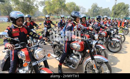 New Delhi, India, 08/03/2022, la forza indiana di sicurezza di confine (BSF) bandiera fuori una squadra femminile del motociclo; giro di empowerment della spedizione di Seema Bhawani Shaurya sulla giornata delle donne con l'obiettivo di diffondere il messaggio di empowerment delle donne attraverso la nazione. I 36 membri del BSF Seema Bhawani, una squadra di motociclette per tutte le donne daredivil, si imbarcheranno su una corsa di 3280,84 miglia (5280 km). Essi viaggeranno attraverso le principali città a partire da India Gate a Delhi. La spedizione passerà attraverso Attari, Bikaner, Udaipur, Gandhinagar, Hyderabad, Bangalore e Kanyakumari prima di raggiungere la sua destinazione finale a Chenna Foto Stock