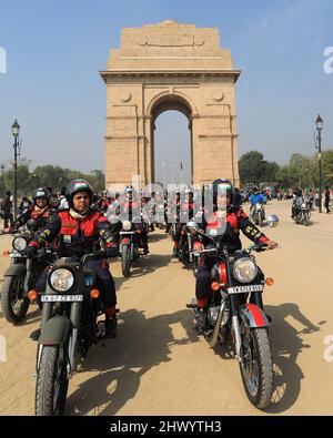 New Delhi, India, 08/03/2022, la forza indiana di sicurezza di confine (BSF) bandiera fuori una squadra femminile del motociclo; giro di empowerment della spedizione di Seema Bhawani Shaurya sulla giornata delle donne con l'obiettivo di diffondere il messaggio di empowerment delle donne attraverso la nazione. I 36 membri del BSF Seema Bhawani, una squadra di motociclette per tutte le donne daredivil, si imbarcheranno su una corsa di 3280,84 miglia (5280 km). Essi viaggeranno attraverso le principali città a partire da India Gate a Delhi. La spedizione passerà attraverso Attari, Bikaner, Udaipur, Gandhinagar, Hyderabad, Bangalore e Kanyakumari prima di raggiungere la sua destinazione finale a Chenna Foto Stock