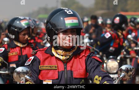 New Delhi, India, 08/03/2022, la forza indiana di sicurezza di confine (BSF) bandiera fuori una squadra femminile del motociclo; giro di empowerment della spedizione di Seema Bhawani Shaurya sulla giornata delle donne con l'obiettivo di diffondere il messaggio di empowerment delle donne attraverso la nazione. I 36 membri del BSF Seema Bhawani, una squadra di motociclette per tutte le donne daredivil, si imbarcheranno su una corsa di 3280,84 miglia (5280 km). Essi viaggeranno attraverso le principali città a partire da India Gate a Delhi. La spedizione passerà attraverso Attari, Bikaner, Udaipur, Gandhinagar, Hyderabad, Bangalore e Kanyakumari prima di raggiungere la sua destinazione finale a Chenna Foto Stock