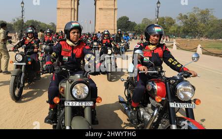 New Delhi, India, 08/03/2022, la forza indiana di sicurezza di confine (BSF) bandiera fuori una squadra femminile del motociclo; giro di empowerment della spedizione di Seema Bhawani Shaurya sulla giornata delle donne con l'obiettivo di diffondere il messaggio di empowerment delle donne attraverso la nazione. I 36 membri del BSF Seema Bhawani, una squadra di motociclette per tutte le donne daredivil, si imbarcheranno su una corsa di 3280,84 miglia (5280 km). Essi viaggeranno attraverso le principali città a partire da India Gate a Delhi. La spedizione passerà attraverso Attari, Bikaner, Udaipur, Gandhinagar, Hyderabad, Bangalore e Kanyakumari prima di raggiungere la sua destinazione finale a Chenna Foto Stock