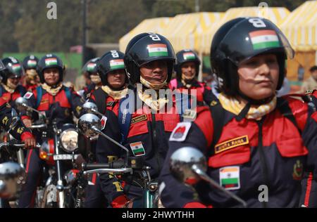 New Delhi, India, 08/03/2022, la forza indiana di sicurezza di confine (BSF) bandiera fuori una squadra femminile del motociclo; giro di empowerment della spedizione di Seema Bhawani Shaurya sulla giornata delle donne con l'obiettivo di diffondere il messaggio di empowerment delle donne attraverso la nazione. I 36 membri del BSF Seema Bhawani, una squadra di motociclette per tutte le donne daredivil, si imbarcheranno su una corsa di 3280,84 miglia (5280 km). Essi viaggeranno attraverso le principali città a partire da India Gate a Delhi. La spedizione passerà attraverso Attari, Bikaner, Udaipur, Gandhinagar, Hyderabad, Bangalore e Kanyakumari prima di raggiungere la sua destinazione finale a Chenna Foto Stock