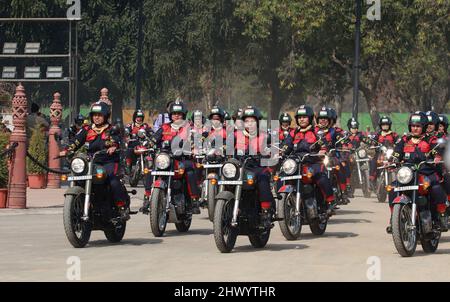 New Delhi, India, 08/03/2022, la forza indiana di sicurezza di confine (BSF) bandiera fuori una squadra femminile del motociclo; giro di empowerment della spedizione di Seema Bhawani Shaurya sulla giornata delle donne con l'obiettivo di diffondere il messaggio di empowerment delle donne attraverso la nazione. I 36 membri del BSF Seema Bhawani, una squadra di motociclette per tutte le donne daredivil, si imbarcheranno su una corsa di 3280,84 miglia (5280 km). Essi viaggeranno attraverso le principali città a partire da India Gate a Delhi. La spedizione passerà attraverso Attari, Bikaner, Udaipur, Gandhinagar, Hyderabad, Bangalore e Kanyakumari prima di raggiungere la sua destinazione finale a Chenna Foto Stock