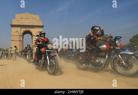 New Delhi, India, 08/03/2022, la forza indiana di sicurezza di confine (BSF) bandiera fuori una squadra femminile del motociclo; giro di empowerment della spedizione di Seema Bhawani Shaurya sulla giornata delle donne con l'obiettivo di diffondere il messaggio di empowerment delle donne attraverso la nazione. I 36 membri del BSF Seema Bhawani, una squadra di motociclette per tutte le donne daredivil, si imbarcheranno su una corsa di 3280,84 miglia (5280 km). Essi viaggeranno attraverso le principali città a partire da India Gate a Delhi. La spedizione passerà attraverso Attari, Bikaner, Udaipur, Gandhinagar, Hyderabad, Bangalore e Kanyakumari prima di raggiungere la sua destinazione finale a Chenna Foto Stock