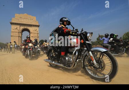 New Delhi, India, 08/03/2022, la forza indiana di sicurezza di confine (BSF) bandiera fuori una squadra femminile del motociclo; giro di empowerment della spedizione di Seema Bhawani Shaurya sulla giornata delle donne con l'obiettivo di diffondere il messaggio di empowerment delle donne attraverso la nazione. I 36 membri del BSF Seema Bhawani, una squadra di motociclette per tutte le donne daredivil, si imbarcheranno su una corsa di 3280,84 miglia (5280 km). Essi viaggeranno attraverso le principali città a partire da India Gate a Delhi. La spedizione passerà attraverso Attari, Bikaner, Udaipur, Gandhinagar, Hyderabad, Bangalore e Kanyakumari prima di raggiungere la sua destinazione finale a Chenna Foto Stock