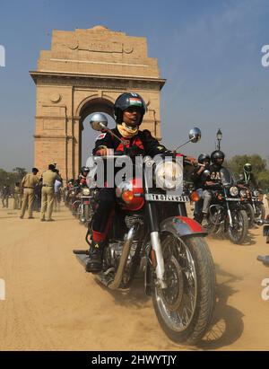 New Delhi, India, 08/03/2022, la forza indiana di sicurezza di confine (BSF) bandiera fuori una squadra femminile del motociclo; giro di empowerment della spedizione di Seema Bhawani Shaurya sulla giornata delle donne con l'obiettivo di diffondere il messaggio di empowerment delle donne attraverso la nazione. I 36 membri del BSF Seema Bhawani, una squadra di motociclette per tutte le donne daredivil, si imbarcheranno su una corsa di 3280,84 miglia (5280 km). Essi viaggeranno attraverso le principali città a partire da India Gate a Delhi. La spedizione passerà attraverso Attari, Bikaner, Udaipur, Gandhinagar, Hyderabad, Bangalore e Kanyakumari prima di raggiungere la sua destinazione finale a Chenna Foto Stock