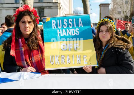 Londra, Regno Unito. 26 febbraio 2022. Protesta contro l'aggressione russa in Ucraina. Centinaia di manifestanti si riuniscono fuori Downing Street Foto Stock