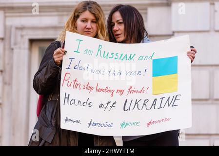 Londra, Regno Unito. 26 febbraio 2022. Protesta contro l'aggressione russa in Ucraina. Centinaia di manifestanti si riuniscono fuori Downing Street Foto Stock