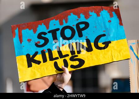 Londra, Regno Unito. 26 febbraio 2022. Protesta contro l'aggressione russa in Ucraina. Centinaia di manifestanti si riuniscono fuori Downing Street Foto Stock