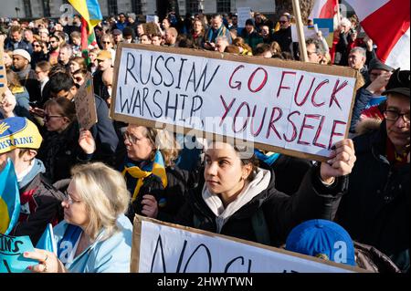 Londra, Regno Unito. 26 febbraio 2022. Protesta contro l'aggressione russa in Ucraina. Centinaia di manifestanti si riuniscono fuori Downing Street Foto Stock