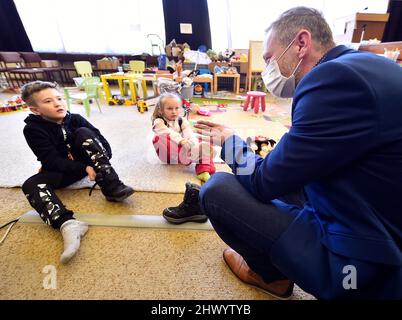 Jihlava, Repubblica Ceca. 08th Mar 2022. Vitezslav Schrek, Gobernor della Regione Vysocia, parla con i bambini nel Centro di Assistenza Regionale per i rifugiati ucraini a Jihlava, Repubblica Ceca, 8 marzo 2022. Credit: Lubos Pavlicek/CTK Photo/Alamy Live News Foto Stock