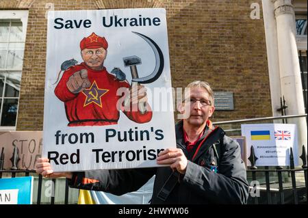 Londra, Regno Unito. 26 febbraio 2022. Protesta contro l'aggressione russa in Ucraina. Centinaia di manifestanti si riuniscono fuori Downing Street Foto Stock