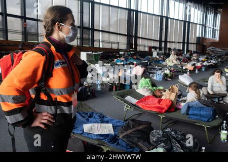 Cracovia, Polonia. 08th Mar 2022. Un paramedico visto di fronte ai rifugiati nella sala sportiva del club di Cracovia dove è stato organizzato un alloggio per i rifugiati dall'Ucraina che vengono a Cracovia. Credit: SOPA Images Limited/Alamy Live News Foto Stock