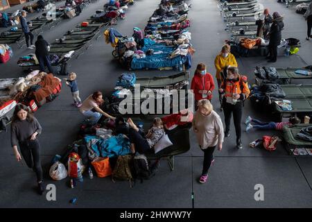 Cracovia, Polonia. 08th Mar 2022. I rifugiati hanno visto camminare intorno ai camping-beds nella sala sportiva del club di Cracovia dove è stato organizzato un alloggio per i rifugiati dall'Ucraina che vengono a Cracovia. Credit: SOPA Images Limited/Alamy Live News Foto Stock