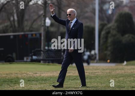 Il presidente Joe Biden cammina sul prato meridionale della Casa Bianca prima di salire a bordo di Marine One il 8 marzo 2022 a Washington, DC. Il presidente Biden si trova a Fort Worth, Texas. (Foto di Oliver Contreras/Pool/ABACAPRESS.COM) Foto Stock