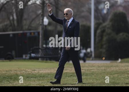 Washington, Stati Uniti. 08th Mar 2022. Il presidente Joe Biden cammina sul prato meridionale della Casa Bianca prima di salire a bordo di Marine One il 8 marzo 2022 a Washington, DC. Il presidente Biden si trova a Fort Worth, Texas. Foto di Oliver Contreras/UPI Credit: UPI/Alamy Live News Foto Stock