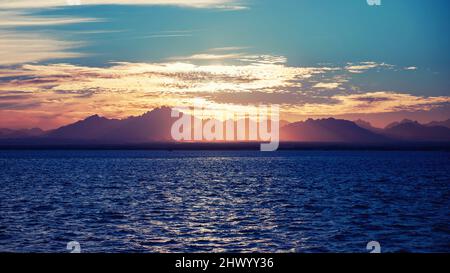 Panorama tramonto in Mar Rosso sfondo montagne Hurghada Egitto. Foto Stock