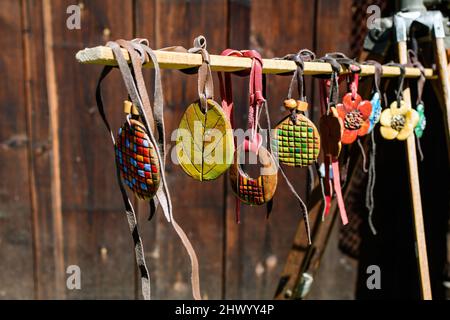 Gruppo di collane colorate dipinte a mano e di souvenir esposti in vendita in un tradizionale mercato del fine settimana a Bucarest, Romania Foto Stock