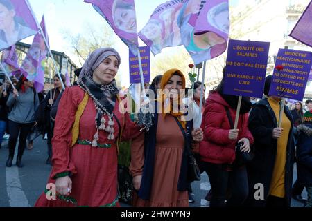 Grande successo a Parigi per la Giornata internazionale dei diritti della donna Foto Stock