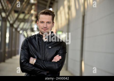 Colonia, Germania. 07th Mar 2022. L'attore Bastian Semm può essere visto nella serie RTL 'Alles was zählt' come uomo d'affari Casper Seitz dal 14.03.2022. Credit: Horst Galuschka/dpa/Alamy Live News Foto Stock