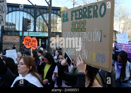 Grande successo a Parigi per la Giornata internazionale dei diritti della donna Foto Stock