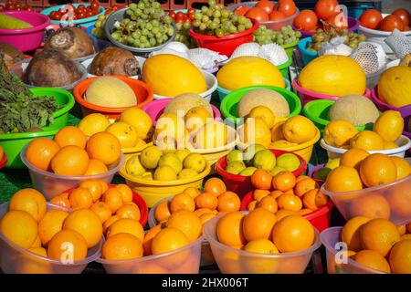 Frutta fresca in mostra presso un negozio di alimentari a Londra Foto Stock