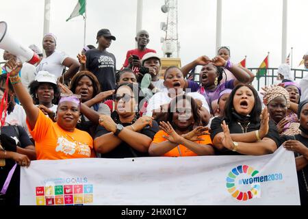 Lagos, Nigeria, 8th marzo 2022 le donne di diverse organizzazioni non governative si sono radunate per protestare per celebrare la Giornata internazionale della donna del 2022 ad Alusa, Ikeja, Lagos, Nigeria martedì 8 marzo, 2022. Le donne nigeriane chiedono all'Assemblea nazionale di rivedere i Bills di parità e genere che sono stati respinti dai legislatori nella revisione della costituzione in corso. Foto di Adekunle Ajayi Foto Stock