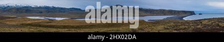 Pittoresca serata autunnale panorama su tutto l'oceano fino alla spiaggia di sabbia vulcanica nera e alla spiaggia di Reynisfjara da Dyrholaey Cape Viewpoint, Vik, Foto Stock