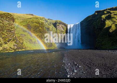 Pittoresco pieno di acqua grande cascata Skogafoss vista autunno, sud-ovest Islanda. Foto Stock