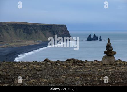 Pittoresca vista autunnale serale della spiaggia di sabbia vulcanica nera dell'oceano di Reynisfjara da Capo di Dyrholaey, Vik, Islanda del Sud. Foto Stock